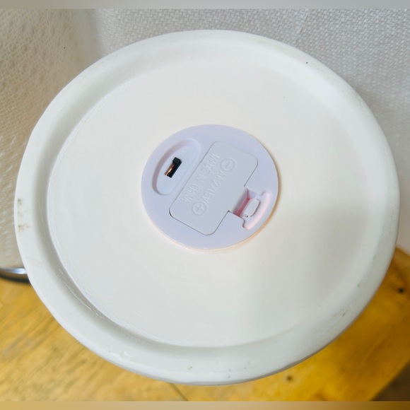 Porcelain pedestal lighted candle holder. Pink roses with green leaves. - Picture 4 of 4